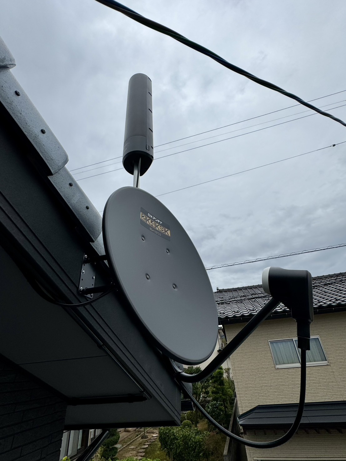 福井市K様邸に設置したBLACKのユニコーンアンテナと4K8K対応BSアンテナ