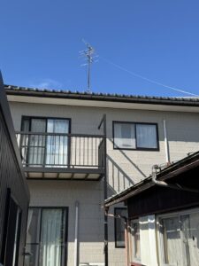 滋賀県草津市M様邸の施工前の外観と屋根上に残る旧アンテナ