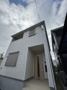 京都市でホワイトのデザインアンテナを設置した白い外壁の新築住宅