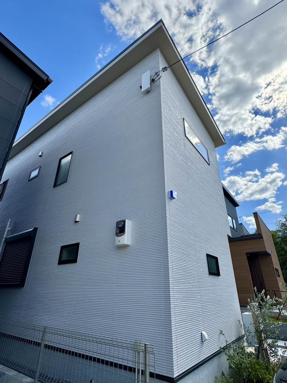 福井県越前市で白いデザインアンテナを設置した新築住宅の外観