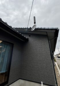 福井市K様邸の黒い外壁に設置したBLACKのユニコーンアンテナとBSアンテナ