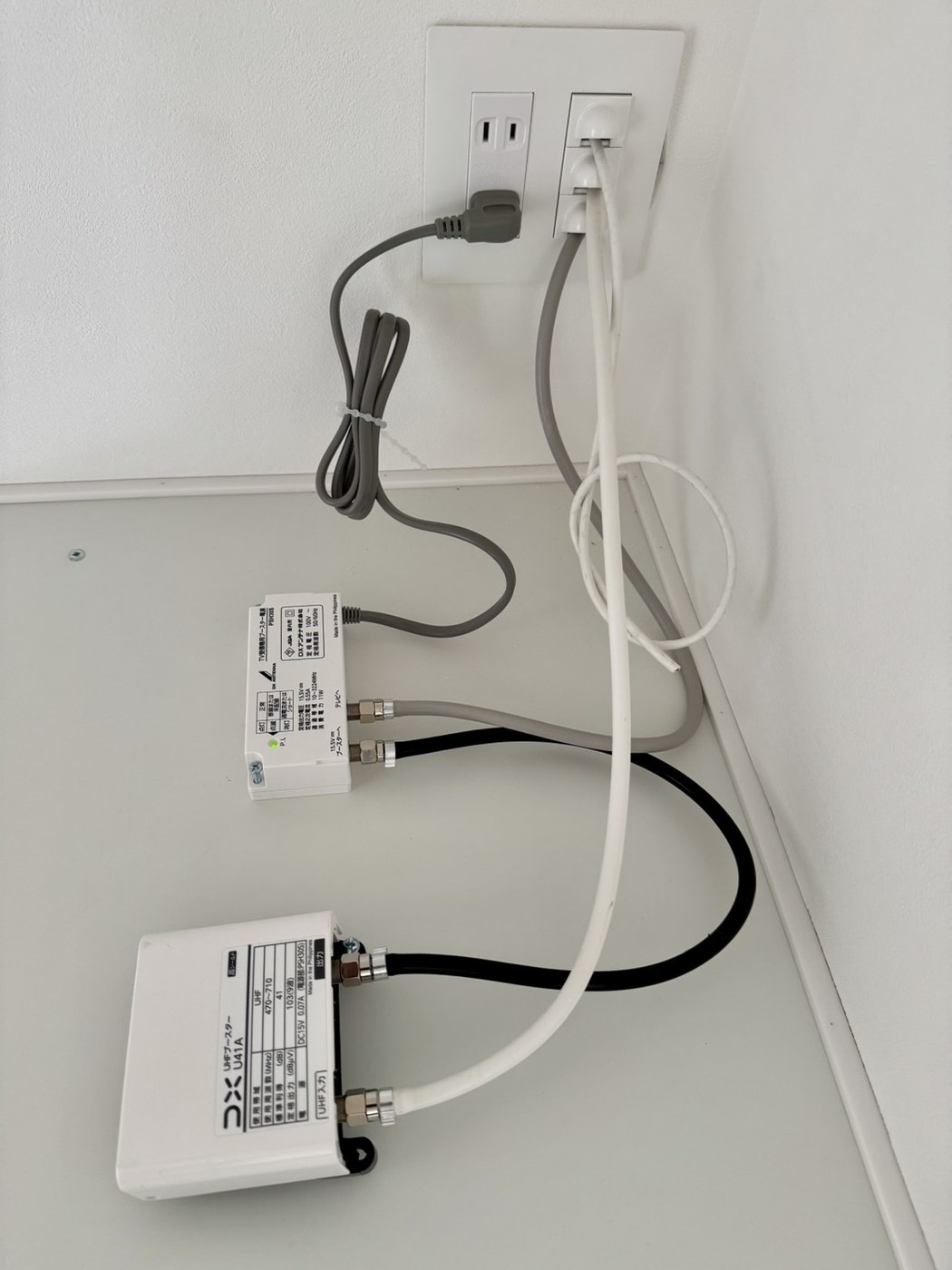 新築住宅の室内に設置された地デジ用ブースターと電源部、同軸ケーブル