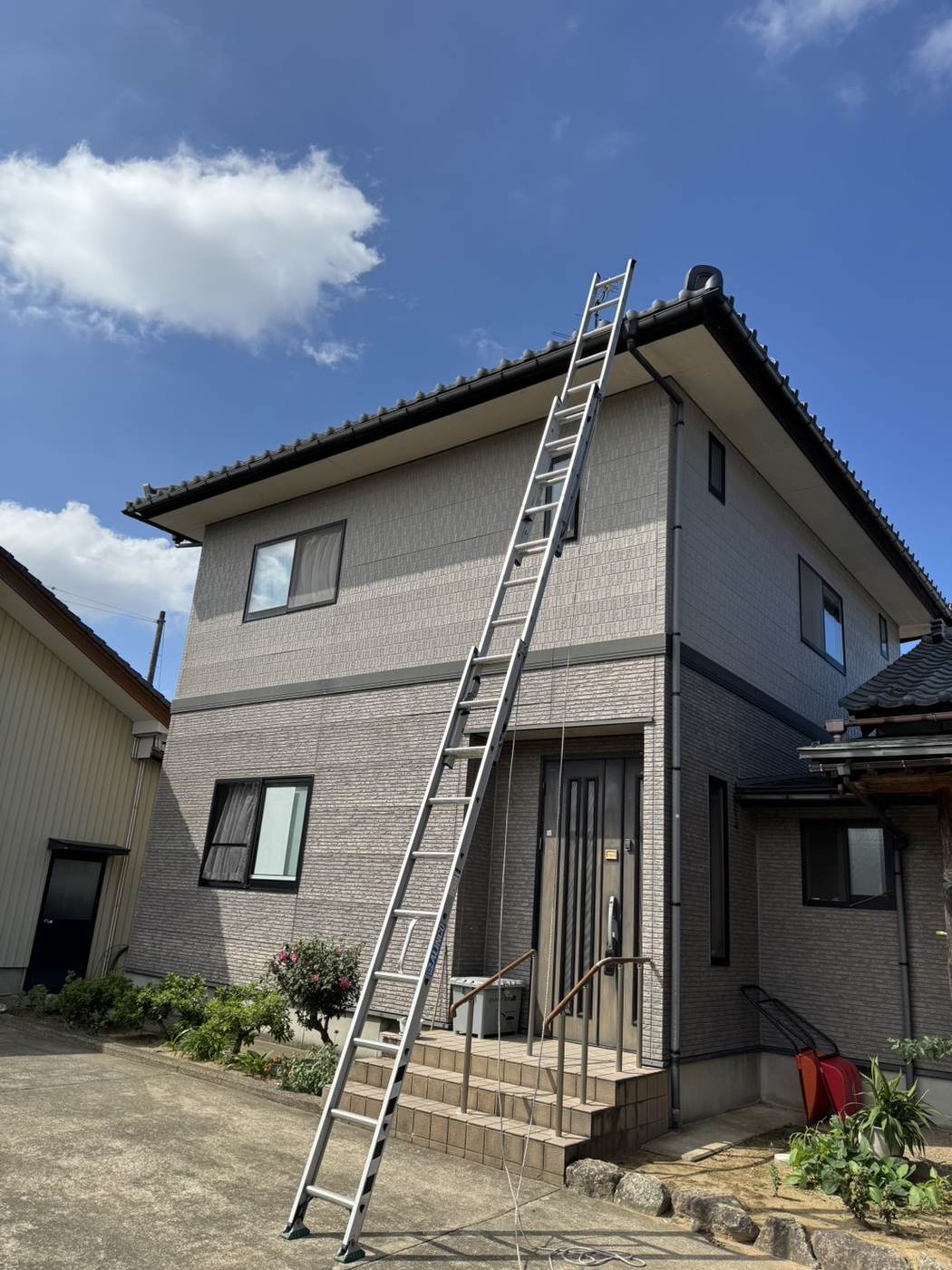 屋根上アンテナの撤去作業で母屋に掛けたはしご