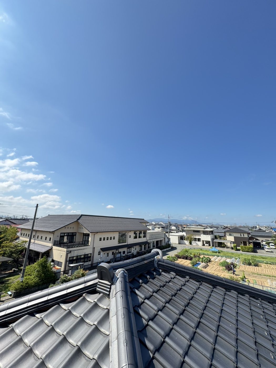 旧アンテナと支柱、屋根馬を撤去した後の瓦屋根